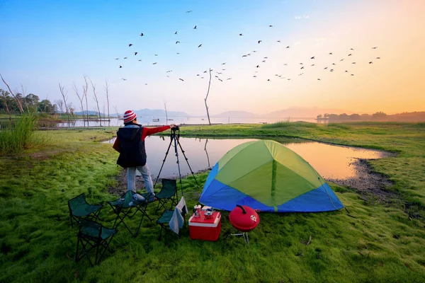 Человек Фотограф Путешественник Рюкзак Наслаждаться Природой Озера Утрам Путешествуя Отпуск — стоковое фото