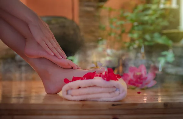 Zbliżenie Ręka Samica Stopa Spa Salon Pedicure Procedura Kobiece Nogi — Zdjęcie stockowe