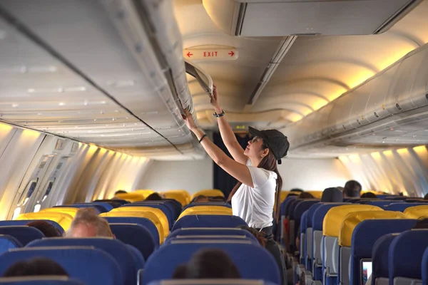 Passeggero Donna Bordo Aereo Cerca Armadietto Aereo Vuoto Bagagli Tenere — Foto Stock