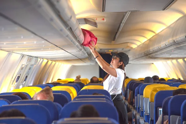 Mulher Passageira Viajante Avião Embarque Procura Armário Aéreo Vazio Para — Fotografia de Stock