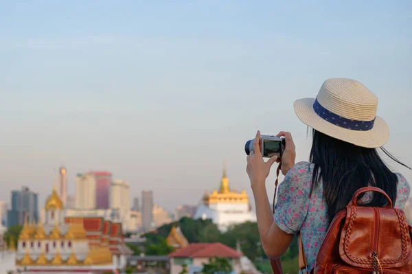 Turista Acción Emocionante Toma Foto Con Templo Oro Wat Saket —  Fotos de Stock