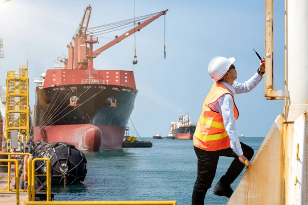 Kikötői Ellenőrzés Kikötőparancsnok Gépészmérnök Vagy Állomásra Való Felkapaszkodásért Felelős Munkavállaló — Stock Fotó