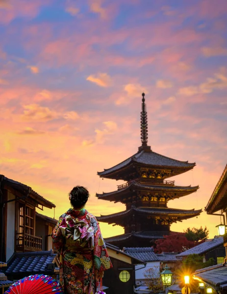 Geleneksel Orijinal Japon Kıyafetleri Giymiş Elinde Eski Moda Şemsiyeyle Köyün — Stok fotoğraf
