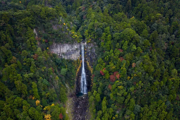 环山青木寺是日本最有名的风景名胜古迹 是日本乡村瀑布的空中景观 — 图库照片