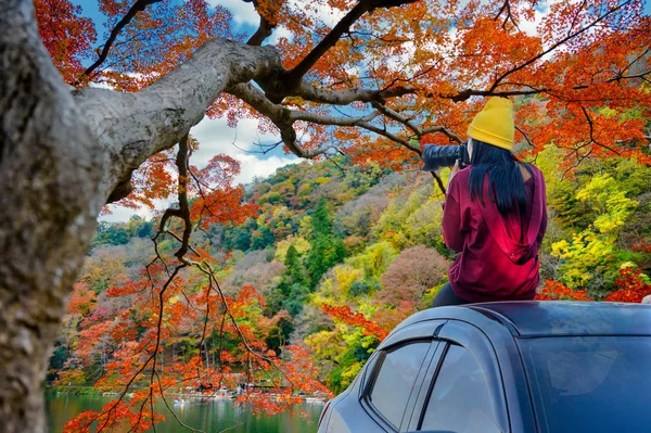 Turista Viajero Mujer Disfrutar Viaje Japón Temporada Cambio Otoño Alegre —  Fotos de Stock