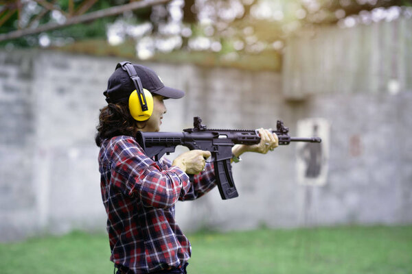 старуха с ушной раковиной для слуха, держащая ружье в руке, на практике боевое искусство для женщины
