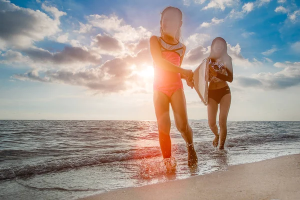 Courir Sur Plage Mer Ensemble Femme Enfants Tenant Planche Surf — Photo