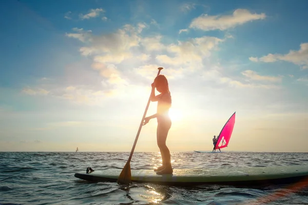 Silueta Una Niña Jugando Práctica Tabla Surf Para Equilibrar Mar —  Fotos de Stock