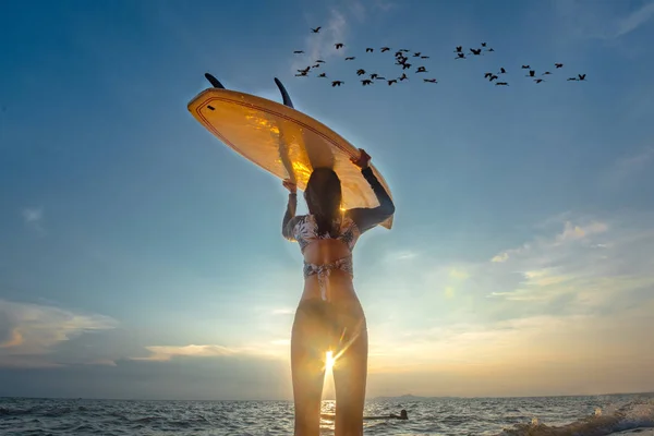 View Bottom Woman Turns Surfboard Head Walking Sea Water Splash — Stock Photo, Image