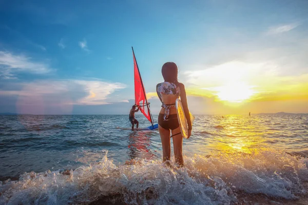 Schlanke Frau Die Surfbrettübungen Macht Der Wellenblase Des Meeres Stehend — Stockfoto