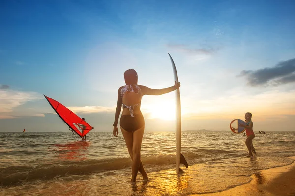 全家人参加的水上运动在海里 冲浪板和风帆上一起玩 享受暑假的家庭旅行 — 图库照片