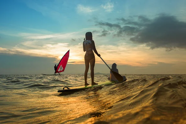全家人参加的水上运动在海里 冲浪板和风帆上一起玩 享受暑假的家庭旅行 — 图库照片