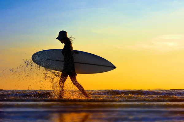 Silueta Mujer Sosteniendo Tabla Surf Lado Caminar Borde Ola Marina —  Fotos de Stock