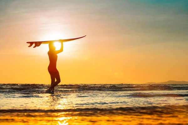 Silhouet Van Een Vrouw Met Surfplank Het Hoofd Lopen Rand — Stockfoto