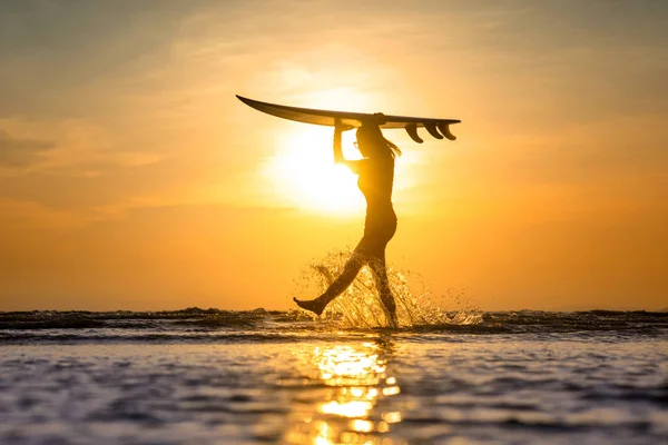 Silhueta Mulher Segurando Prancha Virar Cabeça Andando Borda Onda Mar — Fotografia de Stock