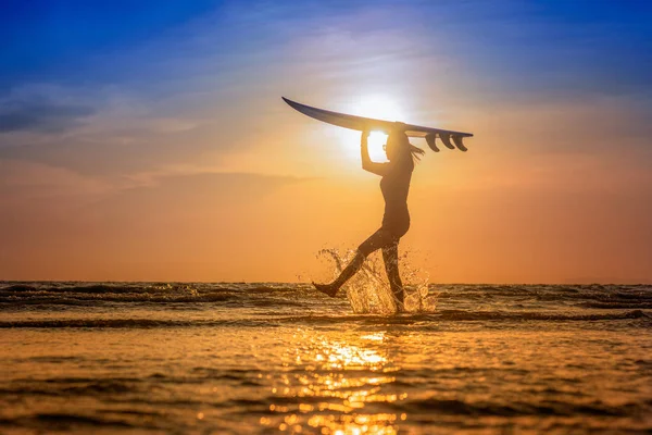 Silueta Mujer Sosteniendo Tabla Surf Cabeza Caminando Borde Ola Marina — Foto de Stock