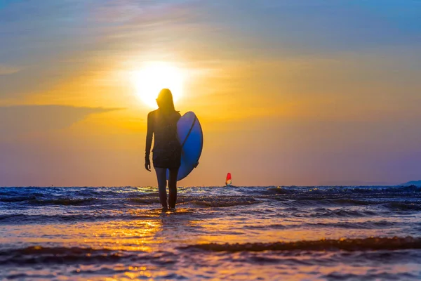 Silhouette Der Frau Mit Surfbrett Drehen Sie Auf Den Kopf — Stockfoto
