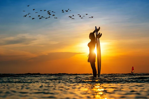 Silhouette Donna Che Tiene Tavola Surf Piedi Deluso Sul Bordo — Foto Stock