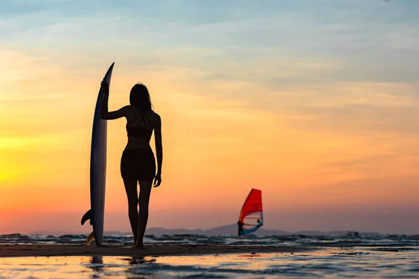 Silhouette Einer Frau Die Ein Surfbrett Der Hand Hält Auf — Stockfoto