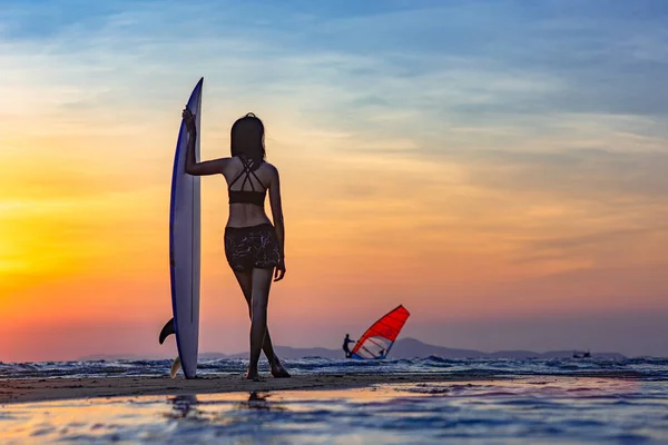 Silueta Mujer Sosteniendo Tabla Surf Pie Decepcionan Borde Ola Del —  Fotos de Stock