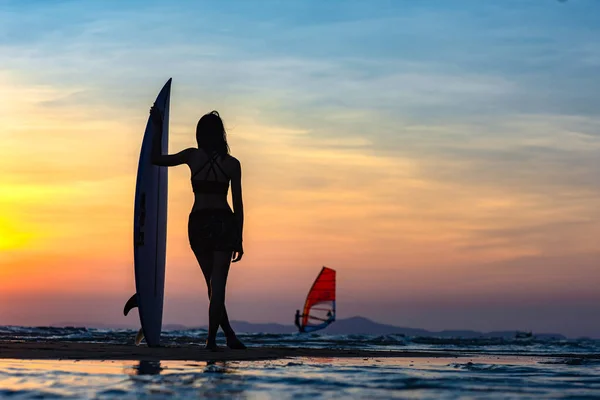 Slim Woman Holding Surfboard Head Standing Edge Sea Swell Returning — 스톡 사진