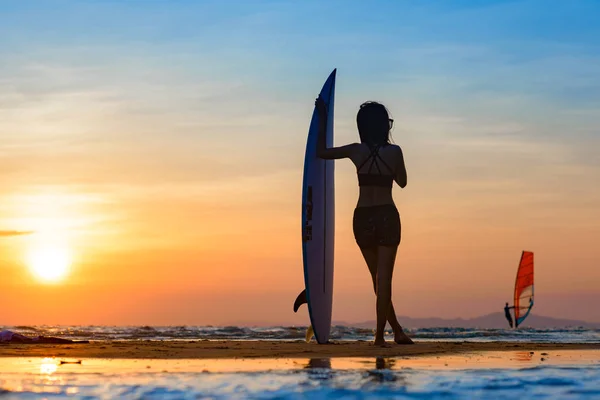 Silueta Mujer Sosteniendo Tabla Surf Pie Decepcionan Borde Ola Del —  Fotos de Stock
