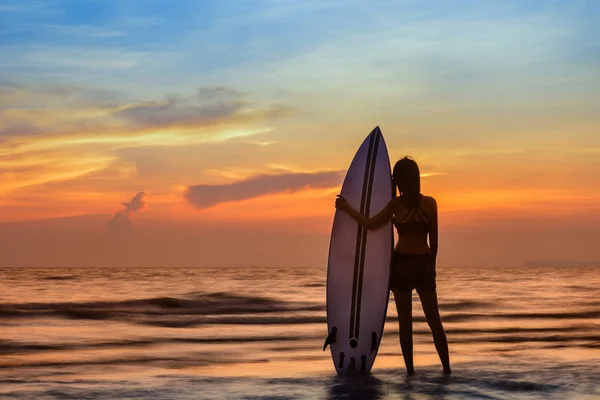 Mujer Sosteniendo Una Tabla Surf Mano Recostada Lado Regresar Casa —  Fotos de Stock