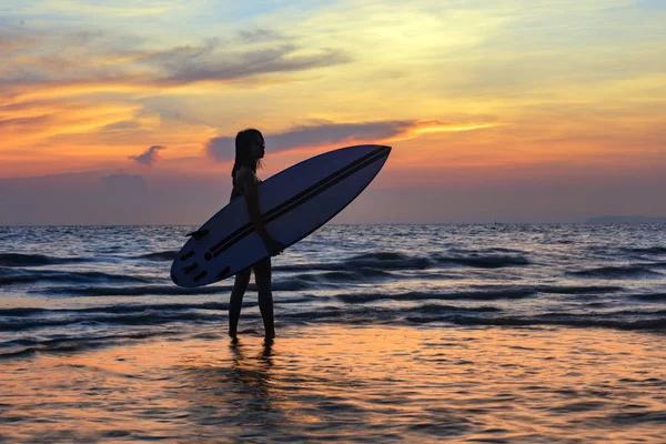 Mujer Delgada Sosteniendo Tabla Surf Lado Pie Borde Del Mar —  Fotos de Stock