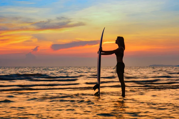 Silhouette Einer Frau Die Ein Surfbrett Der Hand Hält Steht — Stockfoto