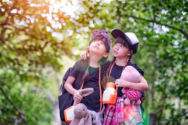 Crianças Gêmeas São Apreciadas Excursão Campo Floresta Média Atendendo Natureza — Fotografia de Stock
