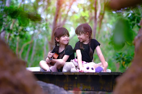Ambas Meninas Crianças Irmã Gêmea Desfrutar Tocar Música Música Juntos — Fotografia de Stock