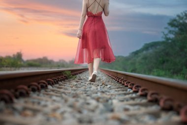 Kırsal kesimde demiryolunda yürüyen genç bir kadının ayakkabısı, evden tek başına uzaklaşır.