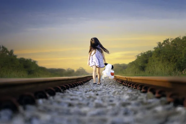 Una Niña Pequeña Escapó Casa Ferrocarril Caminando Sola Delante Sin — Foto de Stock