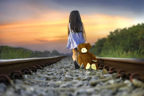 Una Niña Pequeña Escapó Casa Ferrocarril Caminando Sola Delante Sin — Foto de Stock