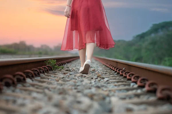 Piernas Zapato Mujer Joven Caminando Ferrocarril Campo Camina Solo Lejos — Foto de Stock