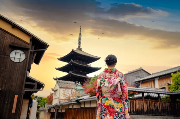 Vrouw Met Retro Paraplu Ouderwetse Stijl Traditionele Kimono Wandelingen Het — Stockfoto