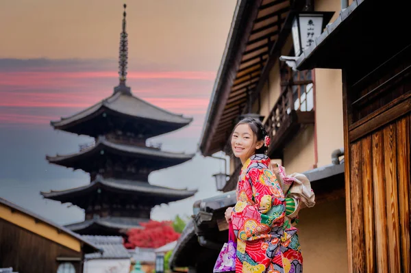 Geleneksel Kimono Tarzı Retro Şemsiyeli Kadın Sonbaharda Bahçe Köyünün Orta — Stok fotoğraf