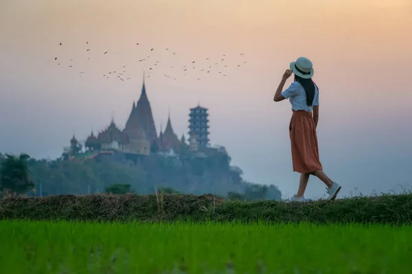 Mujer Joven Camina Campo Arroz Tomando Una Foto Pagoda Del — Foto de Stock