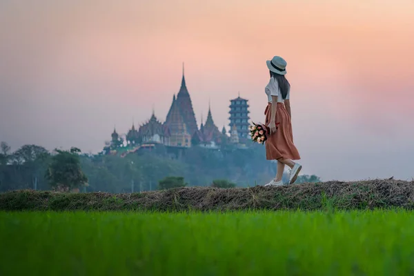 Young Woman Walks Field Rice Taking Motion Feel Freedom Buddhist — Stock Photo, Image