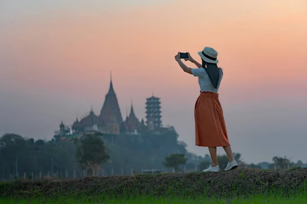 Mujer Joven Camina Campo Arroz Tomando Movimiento Toma Fotos Con — Foto de Stock