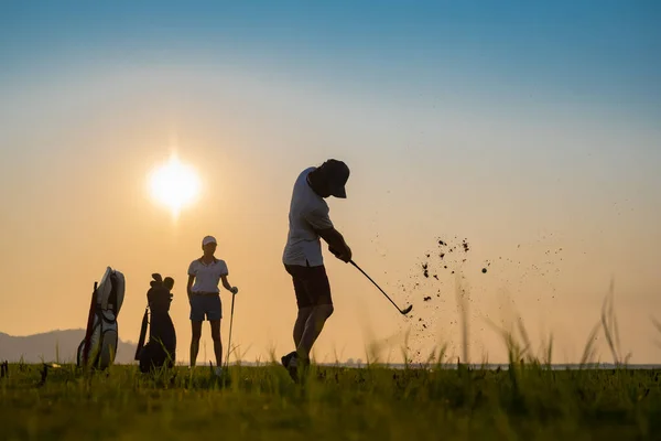 Pár Szerető Golfozni Együtt Tanfolyam Próbálja Tartani Golf Labdát Távol — Stock Fotó