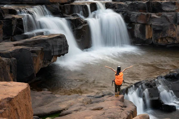 Frau Reisende Backpacker Genießen Bewegung Sightseeing Sehen Dschungel Wasserfälle Regenwald — Stockfoto