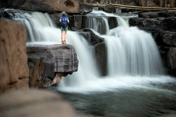 Frau Reisende Backpacker Genießen Bewegung Sightseeing Sehen Dschungel Wasserfälle Tropischen — Stockfoto