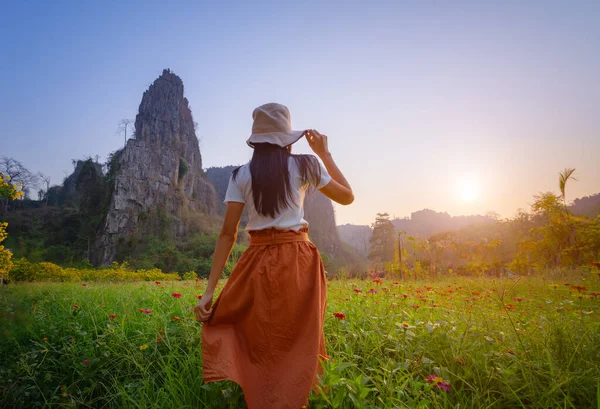 Donna Abito Retrò Godere Passeggiate Libertà Nel Campo Fiori Prato — Foto Stock