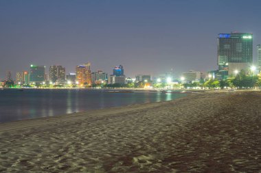 Gece vakti Pattaya şehrinin deniz sahili manzarası bomboş. COVID 19 enfeksiyonunu eleştiriyor. Dünya 'nın popüler ve ünlü bölgesinde gece işlerinde virüsün etkili olduğu bir yer.