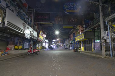 Kapatma, Pattaya şehrinin yürüyen caddesindeki boş ve sessiz sokakların COVID 19 enfeksiyonuna karşı temizlenmesi, iş gecesi ticari hizmetleri için 2020-03-31: 55 tarihlerinde dünyanın popüler ve ünlü mekanı için etkiye sahiptir.