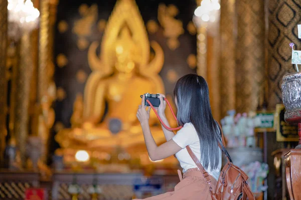 Donne Viaggiatrici Rispettano Gentilmente Fotografano Statua Buddha Nel Tempio Pregando — Foto Stock