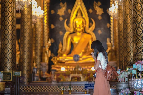 Donna Viaggiatore Rendere Gentile Rispetto Statua Buddha Nel Tempio Pregando — Foto Stock
