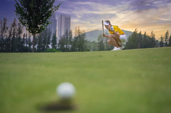 Mujer Golfista Acción Emocionante Una Pelota Golf Corre Éxito Caída —  Fotos de Stock