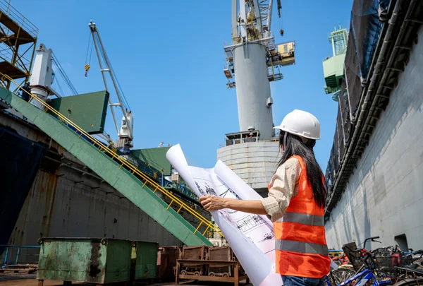 Vrouw Engineering Houdt Lay Out Bouwkaart Hand Neemt Controle Operatie — Stockfoto